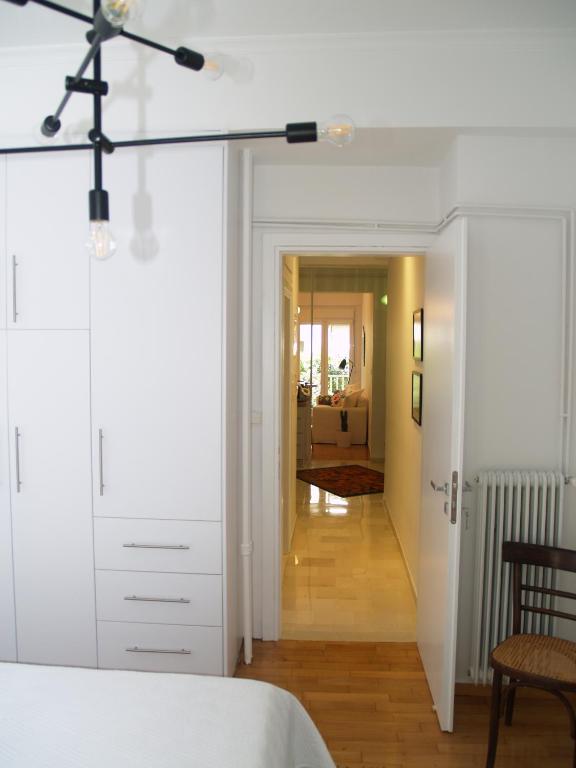 Postel nebo postele na pokoji v ubytování A Refreshed & Rich in Details Apartment in Piraeus (Passalimani - Marina Zeas)
