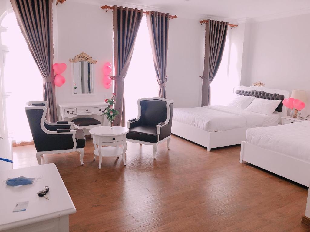 Giường trong phòng chung tại Carita Hotel