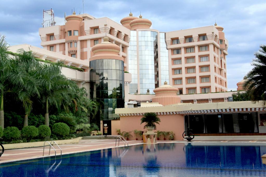 Bazén v ubytování Hotel Swosti Premium Bhubaneswar nebo v jeho okolí