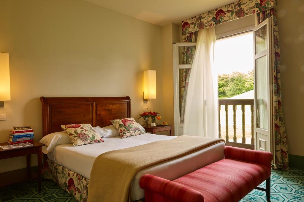 Postel nebo postele na pokoji v ubytování Hotel Palacio Urgoiti