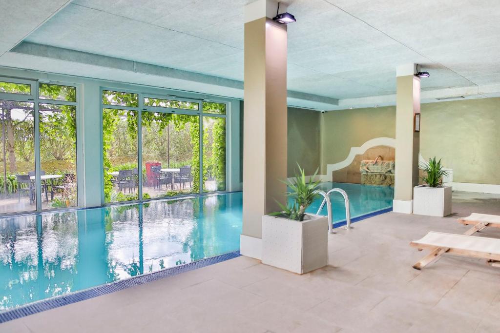 Bazén v ubytování Hotel Palacio Urgoiti nebo v jeho okolí