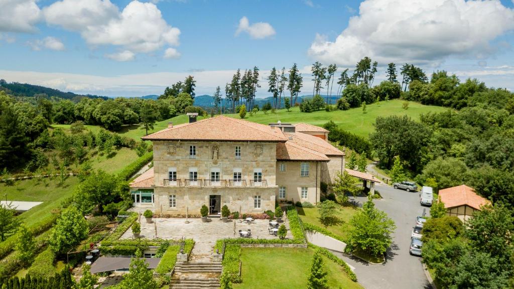 una vista aérea de una casa grande en un campo en Hotel Palacio Urgoiti, en Mungia