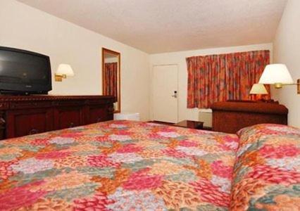 Rodeway Inn Magic Mountain Area - One King Bed