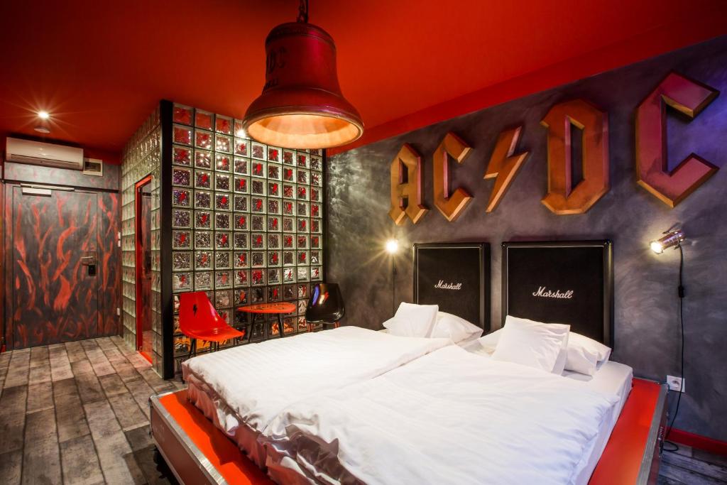 Postel nebo postele na pokoji v ubytování Retro hotel Garage