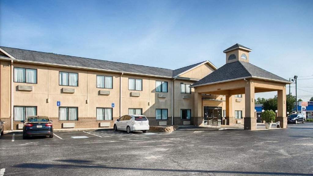 un grand bâtiment avec des voitures garées dans un parking dans l'établissement Econo Lodge, à Waynesboro