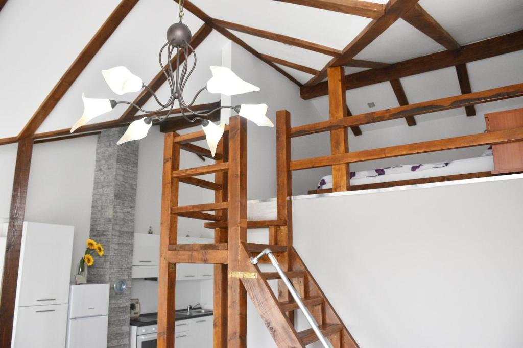 Una escalera que conduce a una cama elevada en una habitación en Apartmani Niko 05, en Zadar