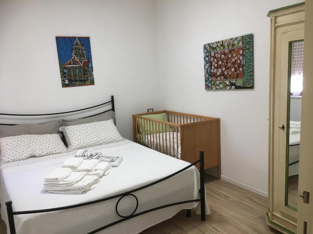 une chambre avec un lit avec des serviettes dessus dans l'établissement Alguer 46, à Alghero