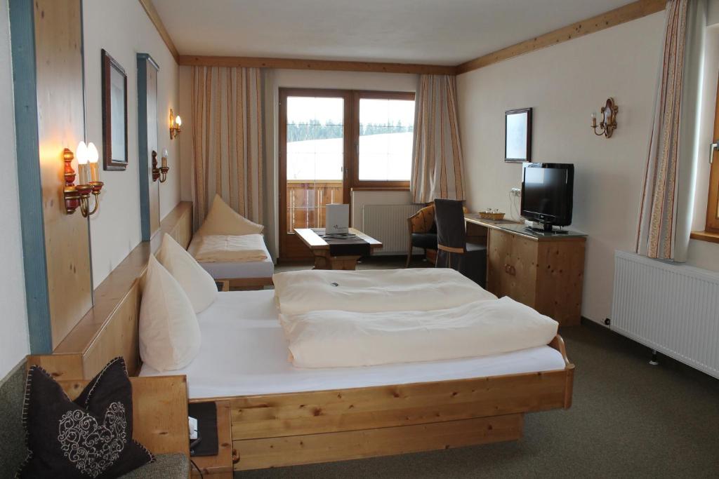 Un pat sau paturi într-o cameră la Hotel Geisler Tulfes