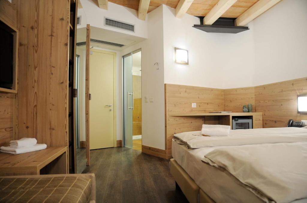 A bed or beds in a room at TOURING HOTEL & SPA