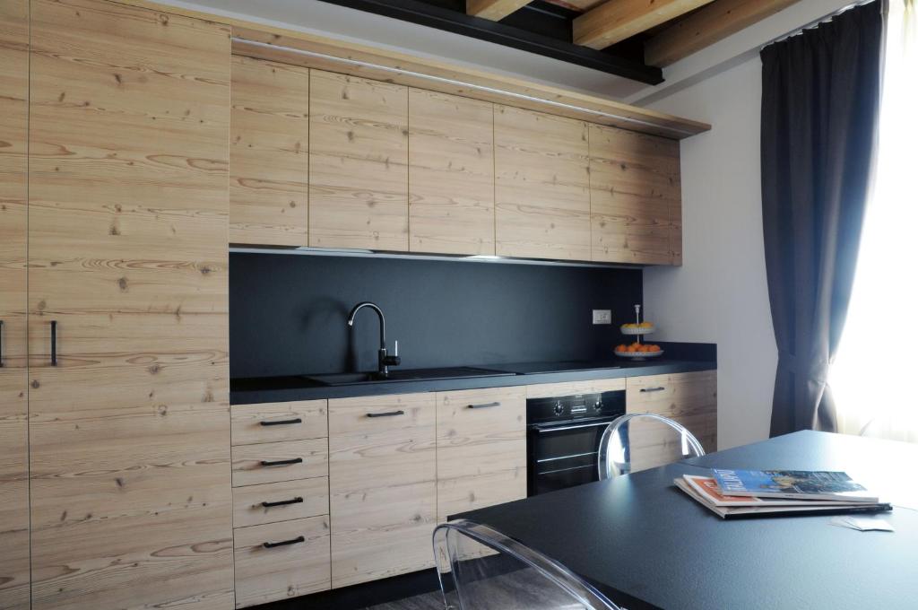 A kitchen or kitchenette at TOURING HOTEL & SPA