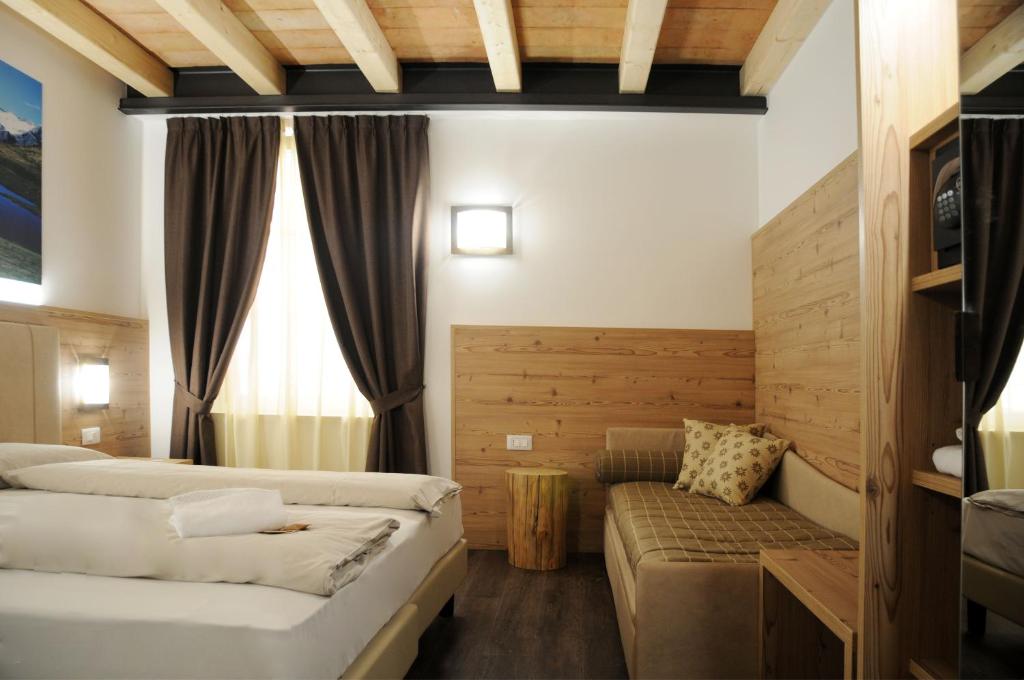 A bed or beds in a room at TOURING HOTEL & SPA
