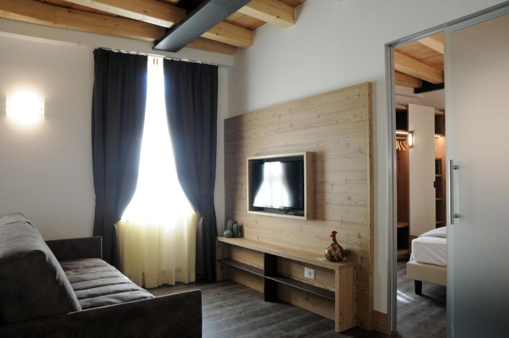 A television and/or entertainment centre at TOURING HOTEL & SPA
