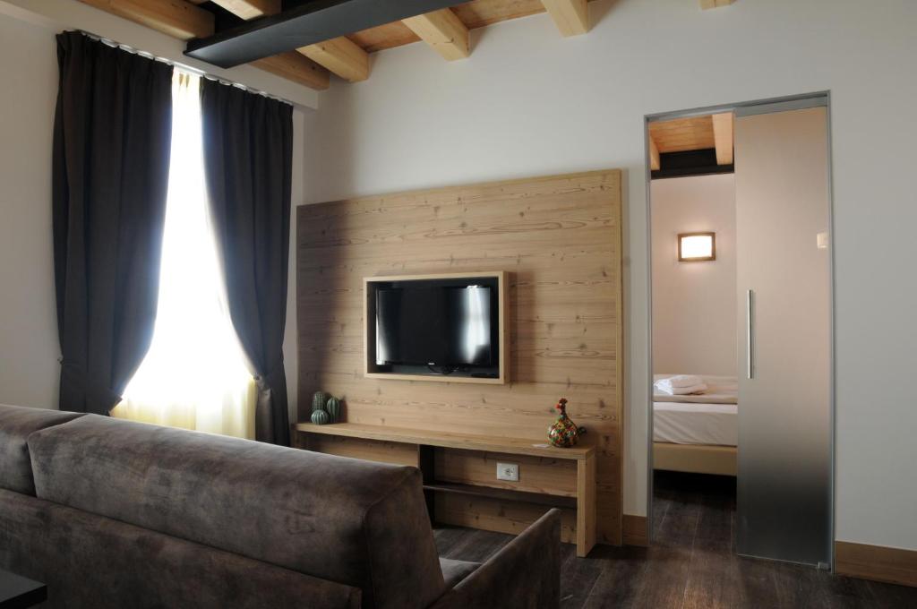A television and/or entertainment centre at TOURING HOTEL & SPA