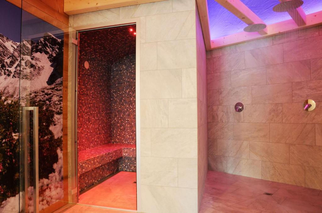 A bathroom at TOURING HOTEL & SPA