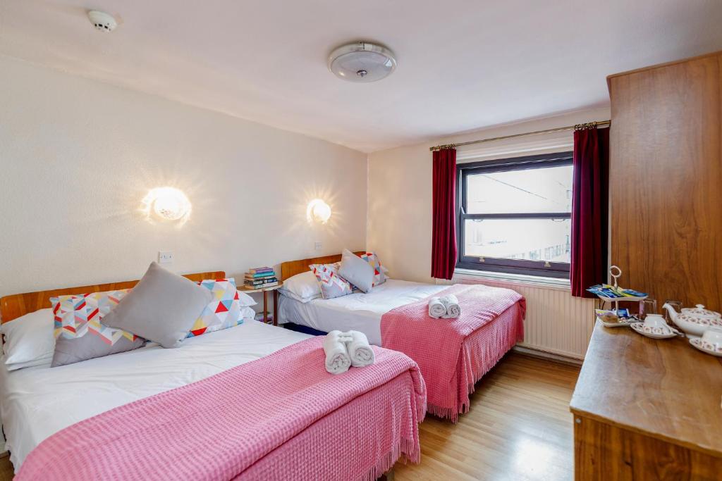 Postel nebo postele na pokoji v ubytování Russell Square Hotel