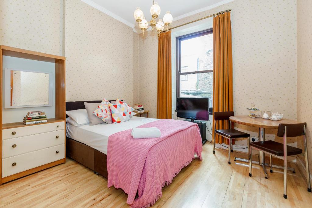 Llit o llits en una habitació de Russell Square Hotel