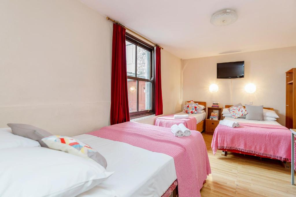 Postel nebo postele na pokoji v ubytování Russell Square Hotel
