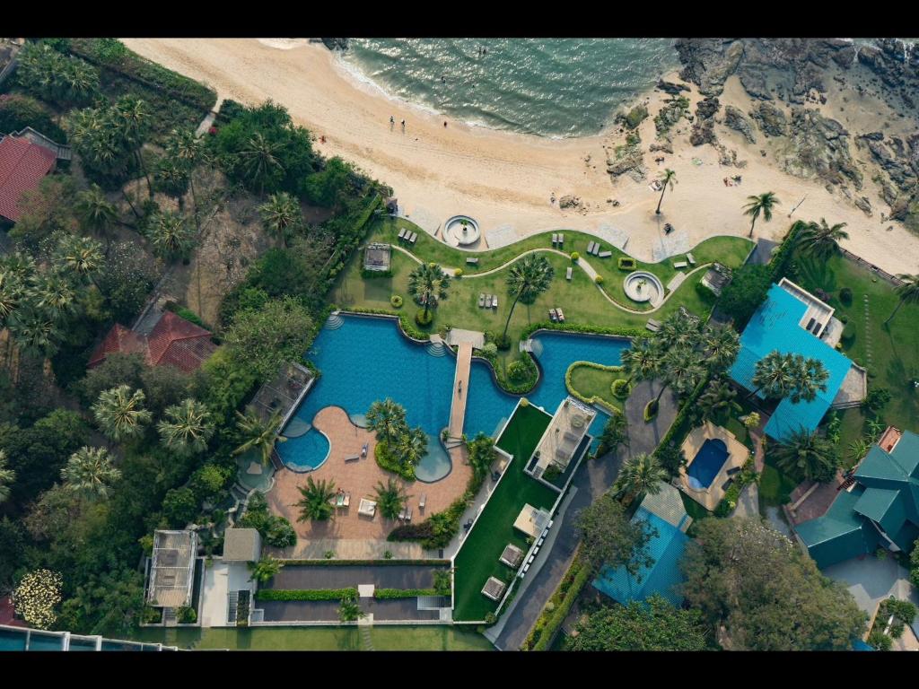 Bazén v ubytování The Palm Beach Front nebo v jeho okolí