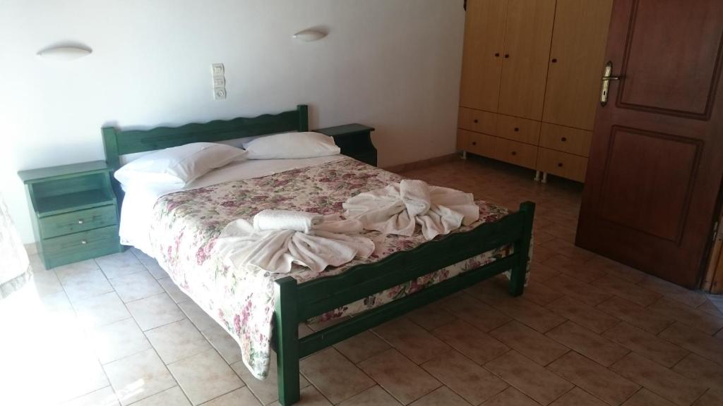 Uma cama ou camas num quarto em Dakis Studios