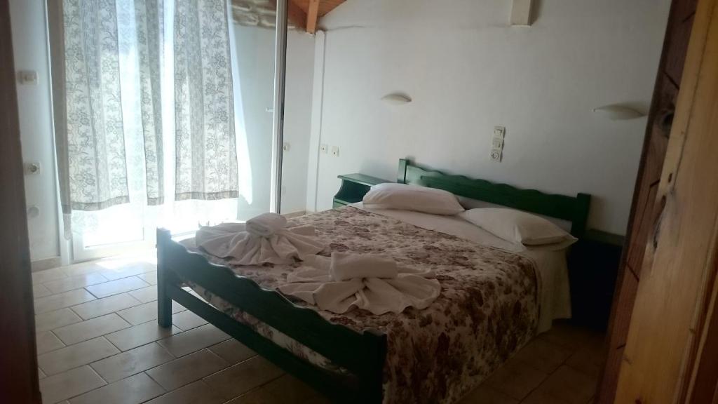 Uma cama ou camas num quarto em Dakis Studios