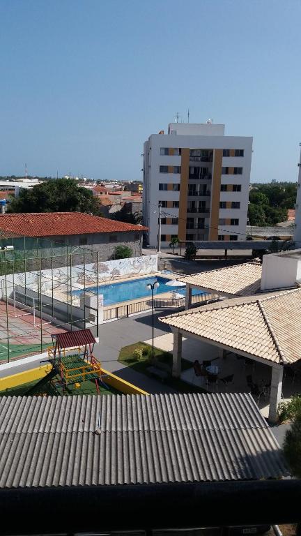 Blick auf ein Gebäude mit Pool in der Unterkunft Condominio Port. da cidade Aracaju in Aracaju