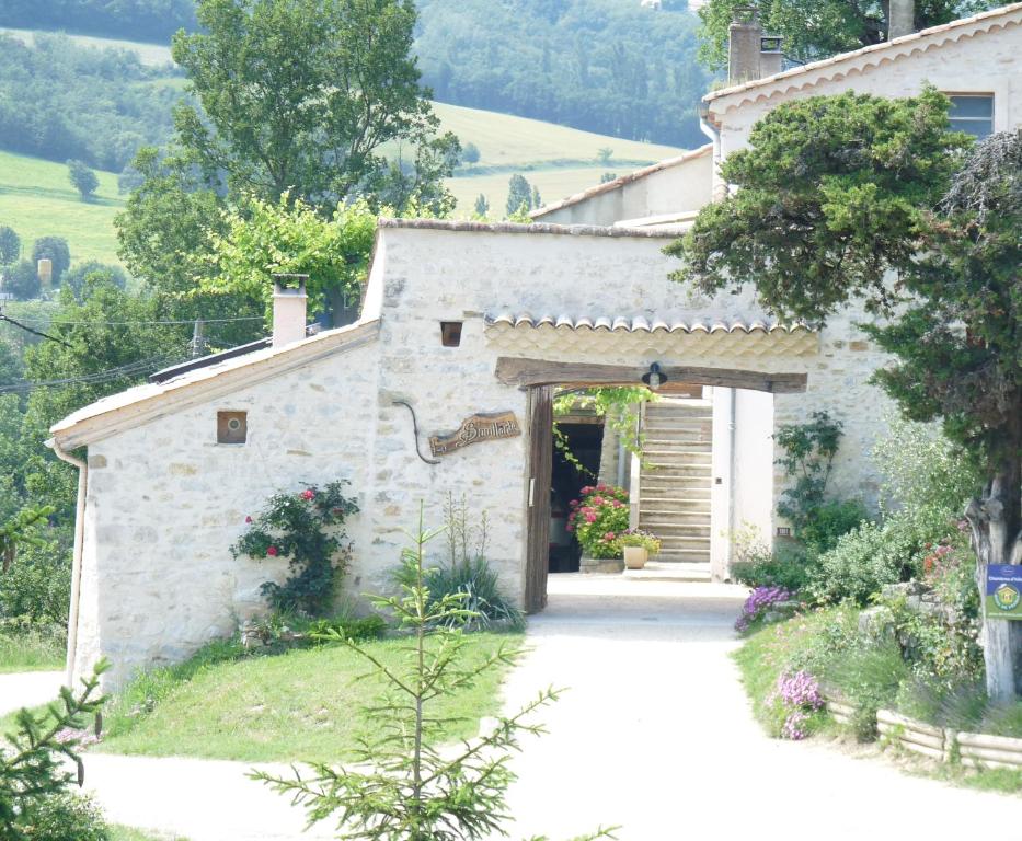 - une entrée pour un bâtiment en pierre avec une porte dans l'établissement La Bouillarde, à Suze