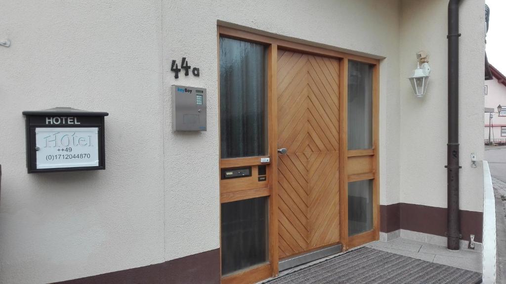 eine Holztür an der Seite eines Gebäudes in der Unterkunft Hotel am Hindenburgplatz in Appenweier