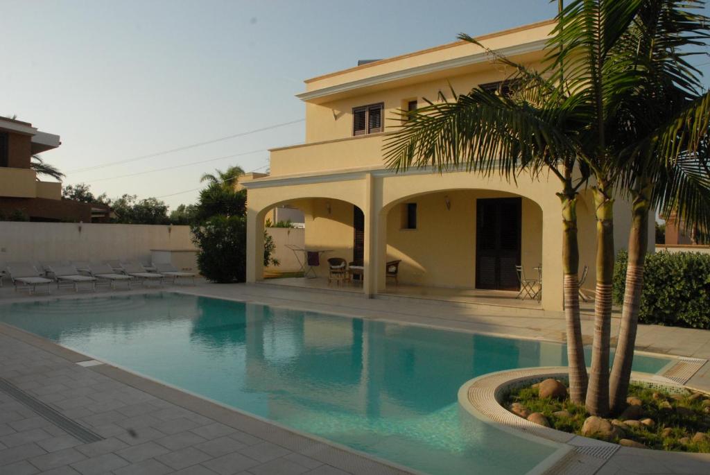 The swimming pool at or close to Oasi Tortuga Residence Piscina e barbecue h24