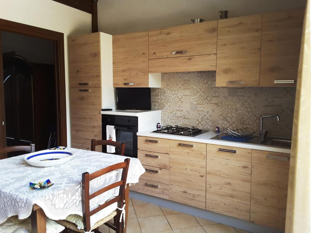 Kuchyň nebo kuchyňský kout v ubytování Il Rustico di Pino