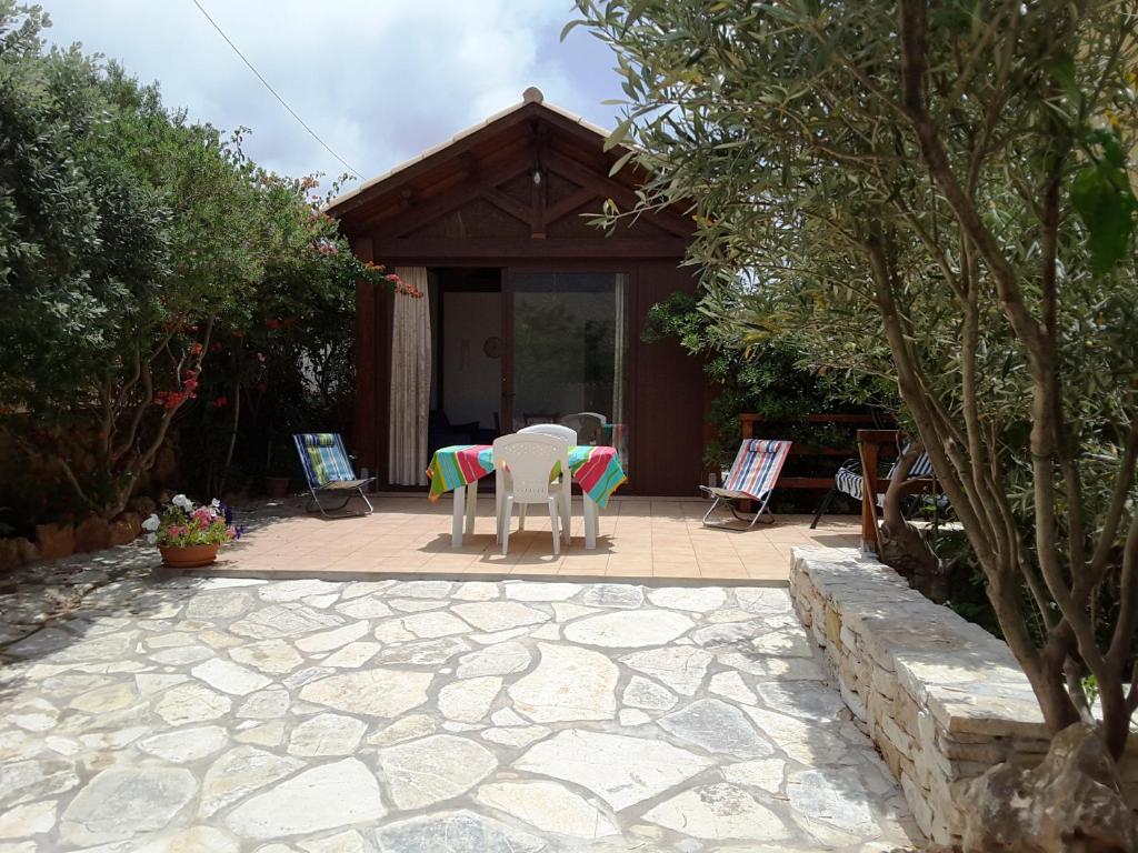 un patio con sillas y una mesa frente a una casa en Il Rustico di Pino, en Custonaci