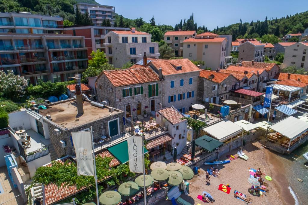 z góry widok na miasto z plażą i budynkami w obiekcie Apartments Langust w miejscowości Sveti Stefan