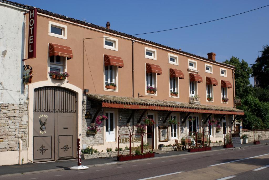 un edificio al lado de una calle en Le Relais de l'Abbaye en Tournus