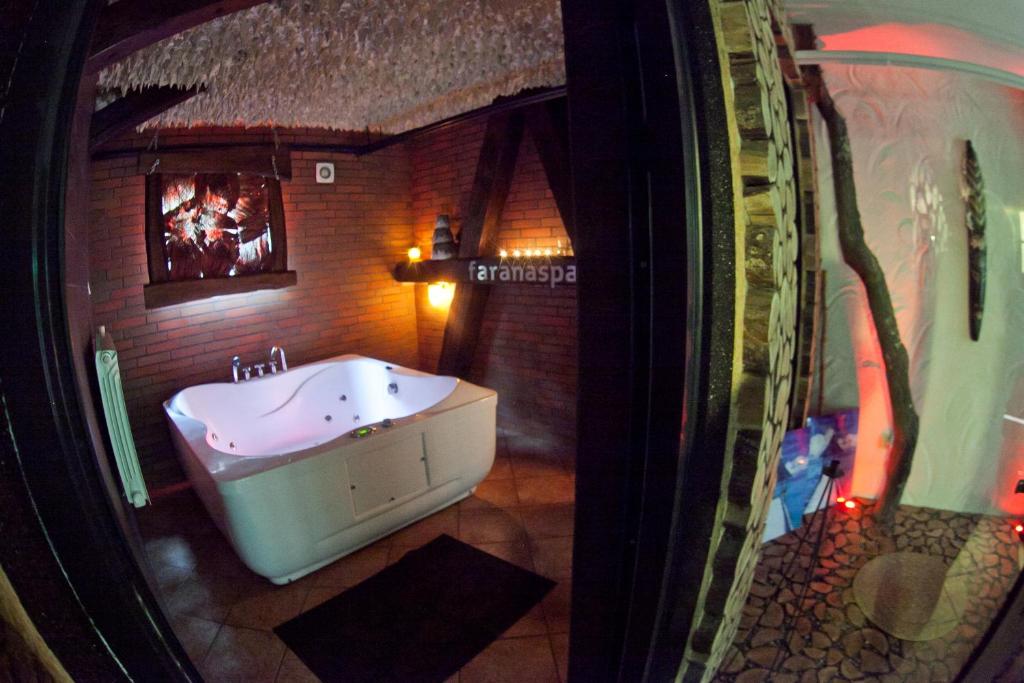 uma casa de banho com banheira num quarto em FaranaSpa z JACUZZI pod CHMURKĄ przy cudownej PLAŻY em Ełk