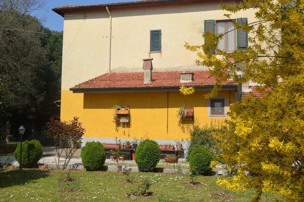 ブーチネにあるCampo alle Monacheの赤屋根の黄色い家