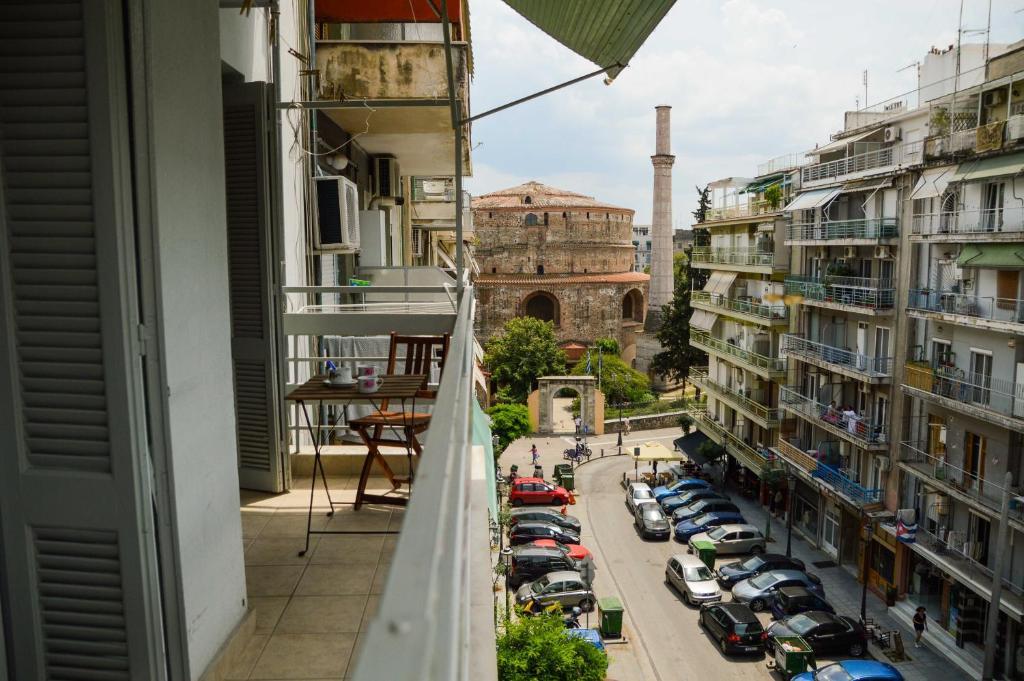 einen Blick auf das Kolosseum vom Balkon eines Gebäudes in der Unterkunft An apartment for 2-4 friends. in Thessaloniki