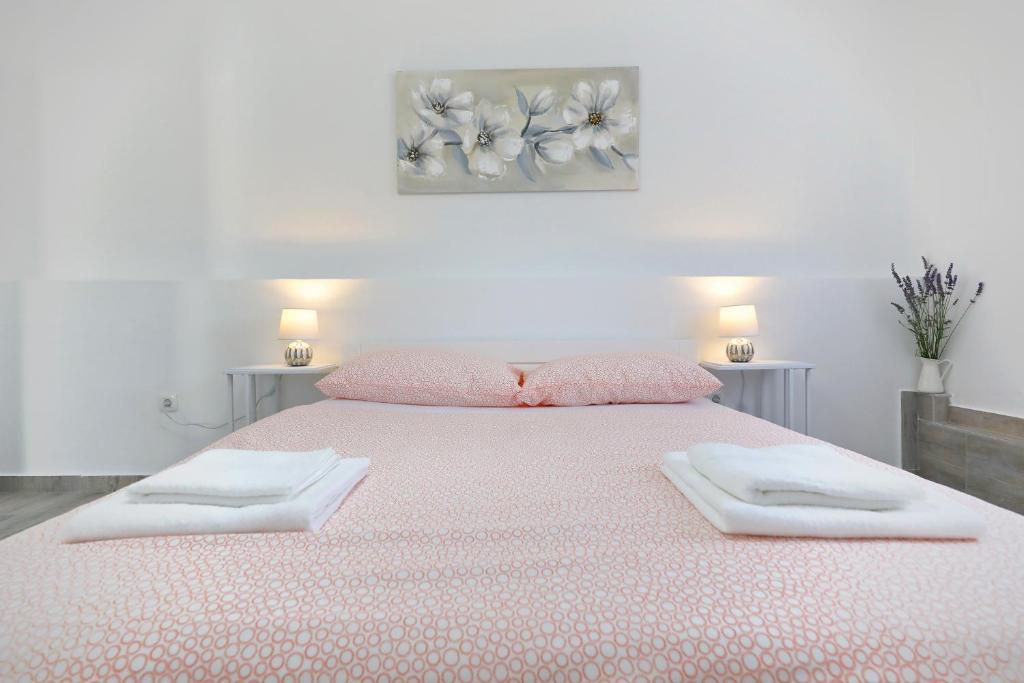 Posteľ alebo postele v izbe v ubytovaní Apartmani NEVA, Pridraga