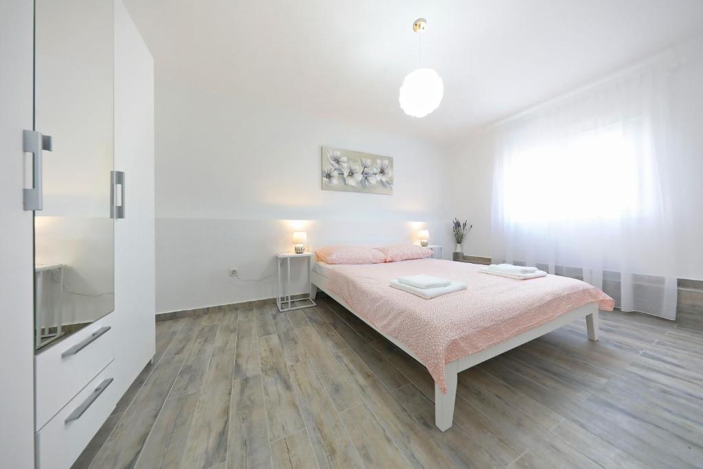 Posteľ alebo postele v izbe v ubytovaní Apartmani NEVA, Pridraga