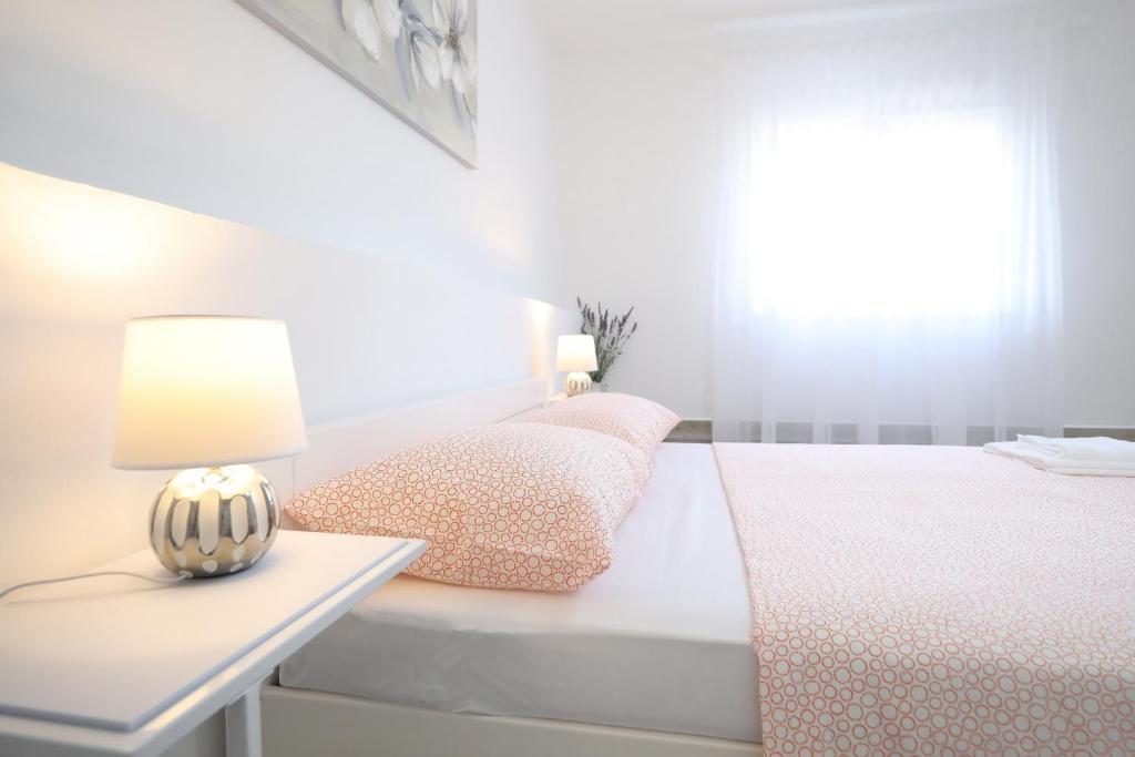 Posteľ alebo postele v izbe v ubytovaní Apartmani NEVA, Pridraga
