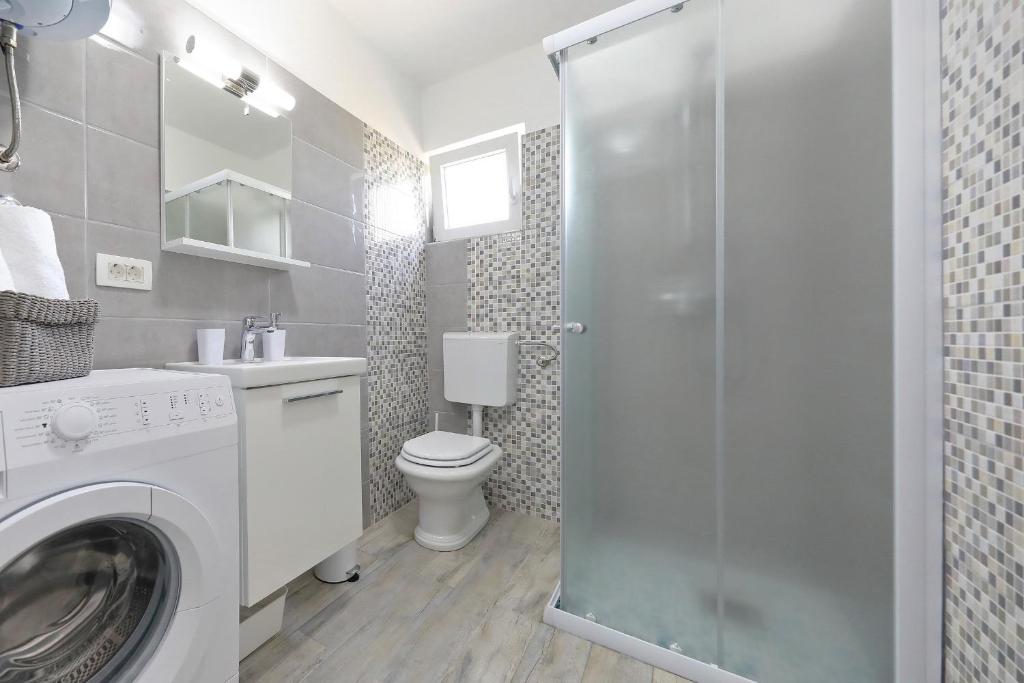 Kúpeľňa v ubytovaní Apartmani NEVA, Pridraga