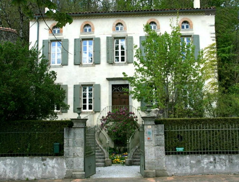 Biały dom z bramą i płotem w obiekcie L'affable Les cammazes w mieście Les Cammazes