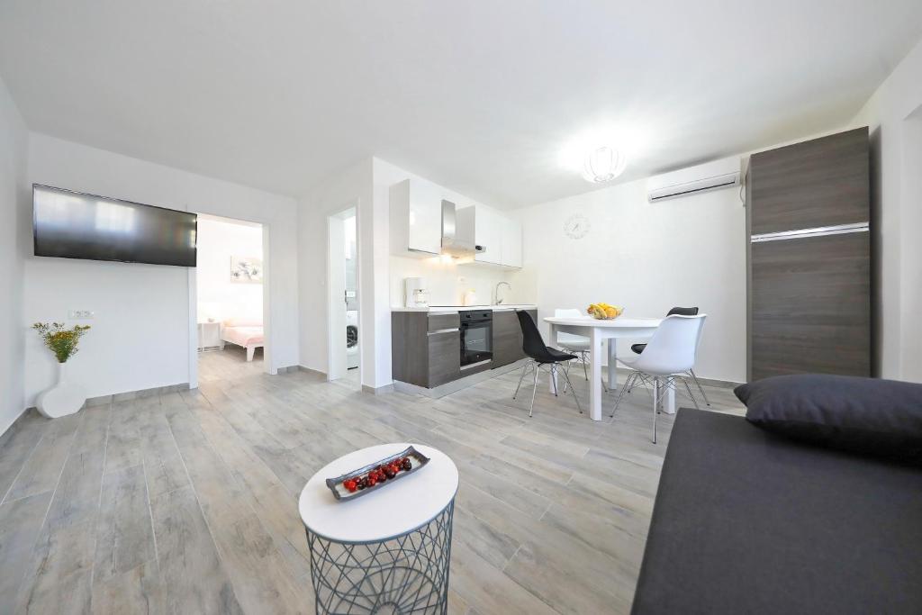 Kuchyňa alebo kuchynka v ubytovaní Apartmani NEVA, Pridraga