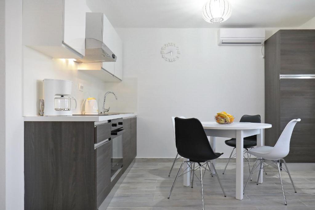 Kuchyňa alebo kuchynka v ubytovaní Apartmani NEVA, Pridraga