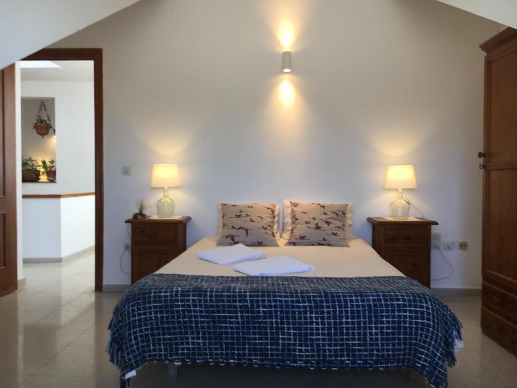 サンルーカル・デ・バラメダにあるCasa Algaidaのベッドルーム1室(ベッド1台、タオル2枚付)