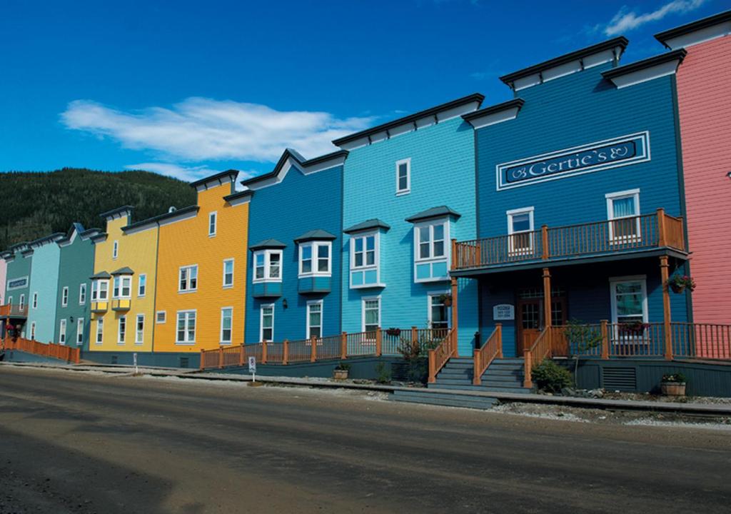 una fila de casas coloridas al lado de una calle en Westmark Inn Dawson City, en Dawson City