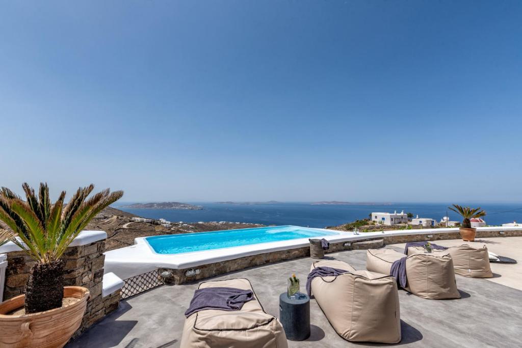 una villa con piscina e un resort di Blue Serenity Villa a Fanari