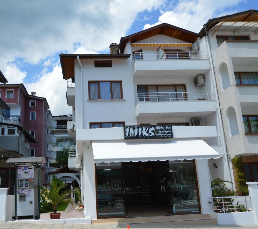 a white building with a store in front of it at Семейна къща “Вълчеви” in Kiten