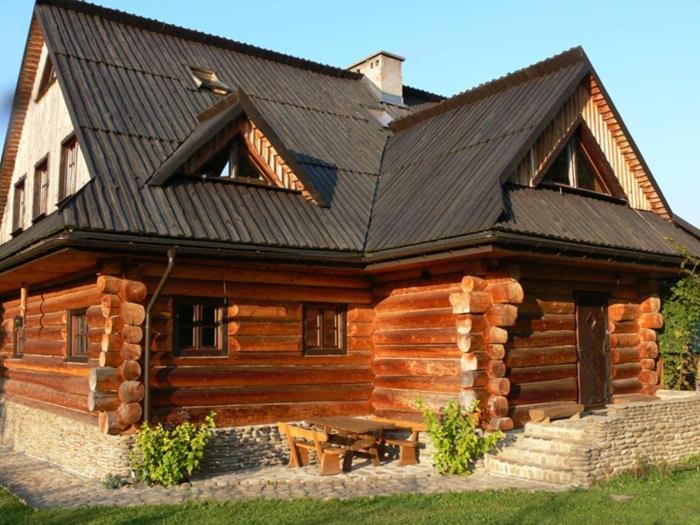 a log cabin with a black roof at Chata z bali Bukowina in Wetlina