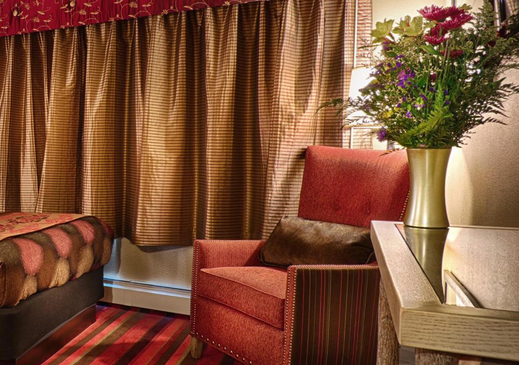 Posezení v ubytování Holland America Skagway Inn