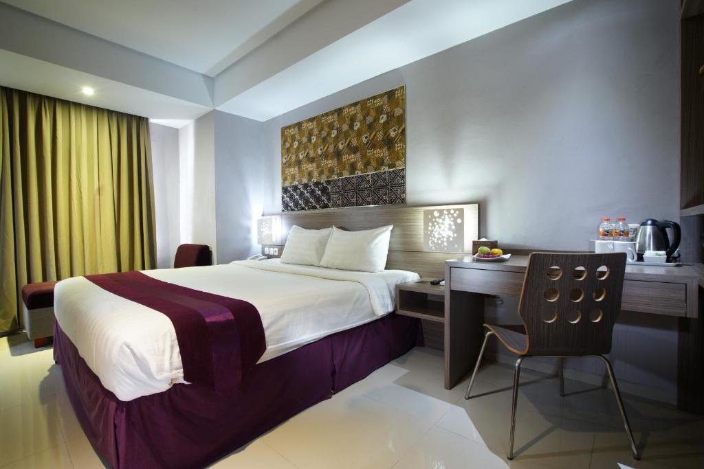 Ένα ή περισσότερα κρεβάτια σε δωμάτιο στο Top Malioboro Hotel Jogja