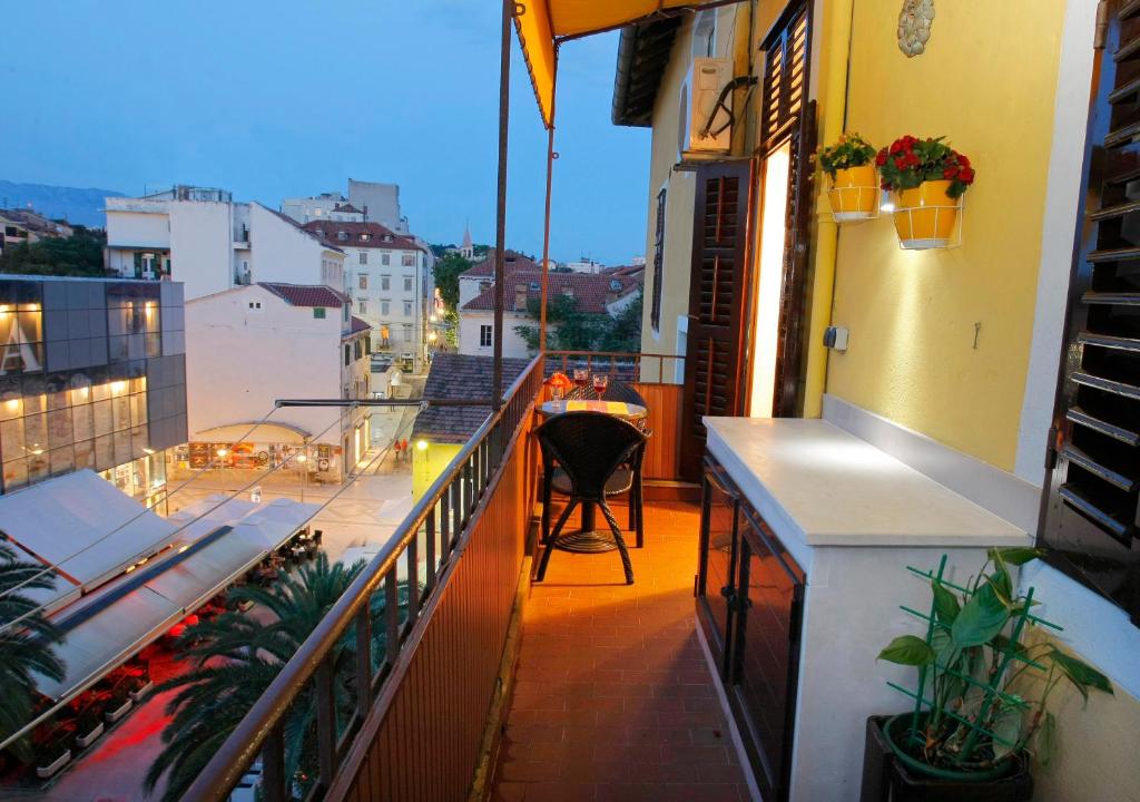 balcón con mesa y vistas a la ciudad en Apartments Marmont, en Split